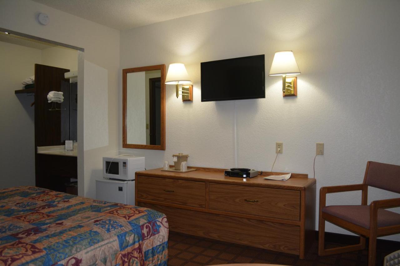 Bloomer Inn & Suites 外观 照片