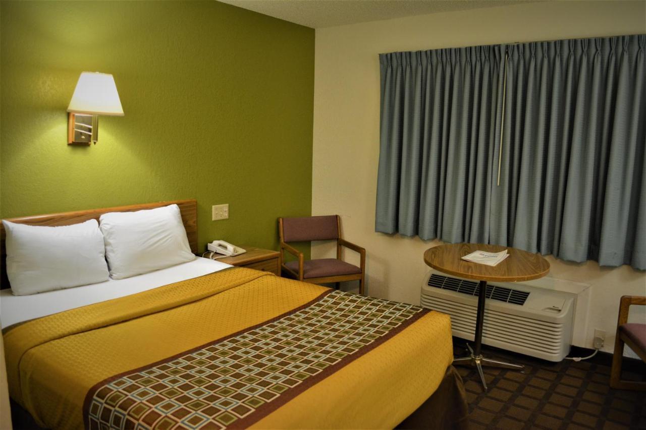 Bloomer Inn & Suites 外观 照片