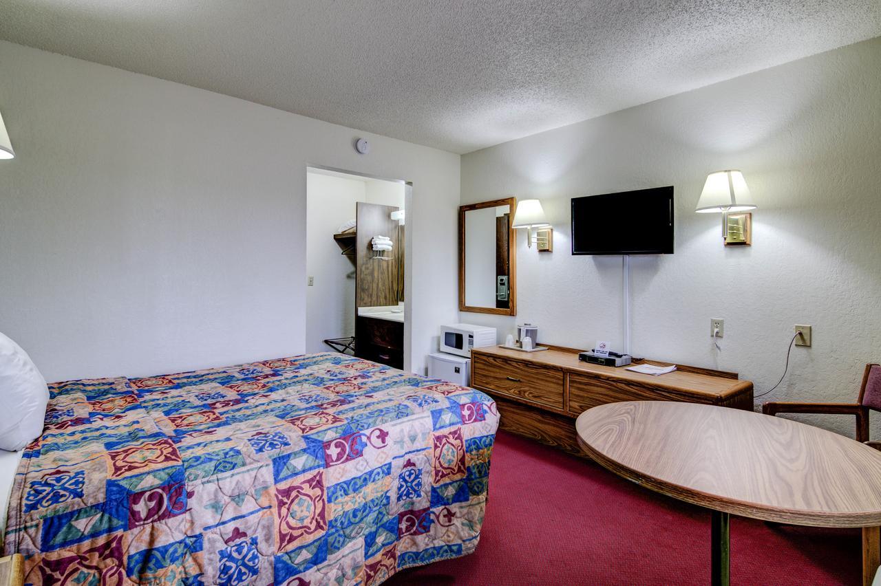 Bloomer Inn & Suites 外观 照片